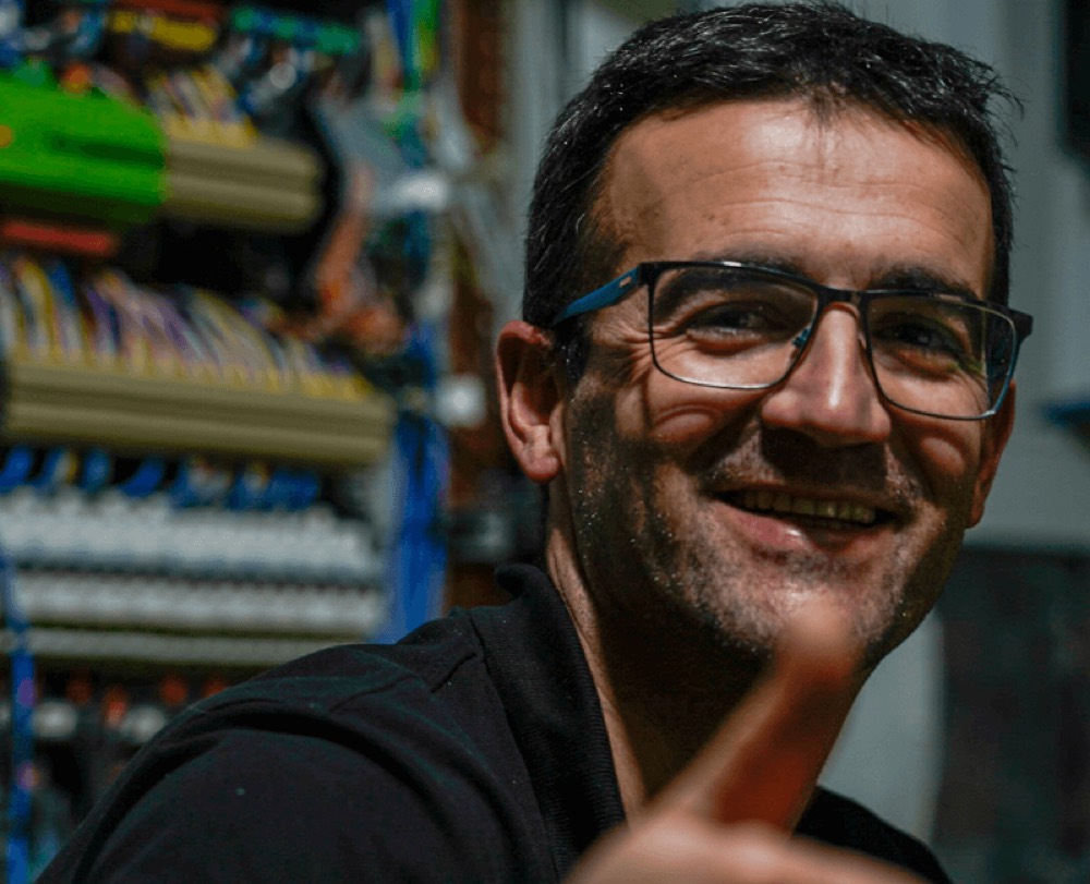 Técnico de SMATIX junto a un cuadro de automatización