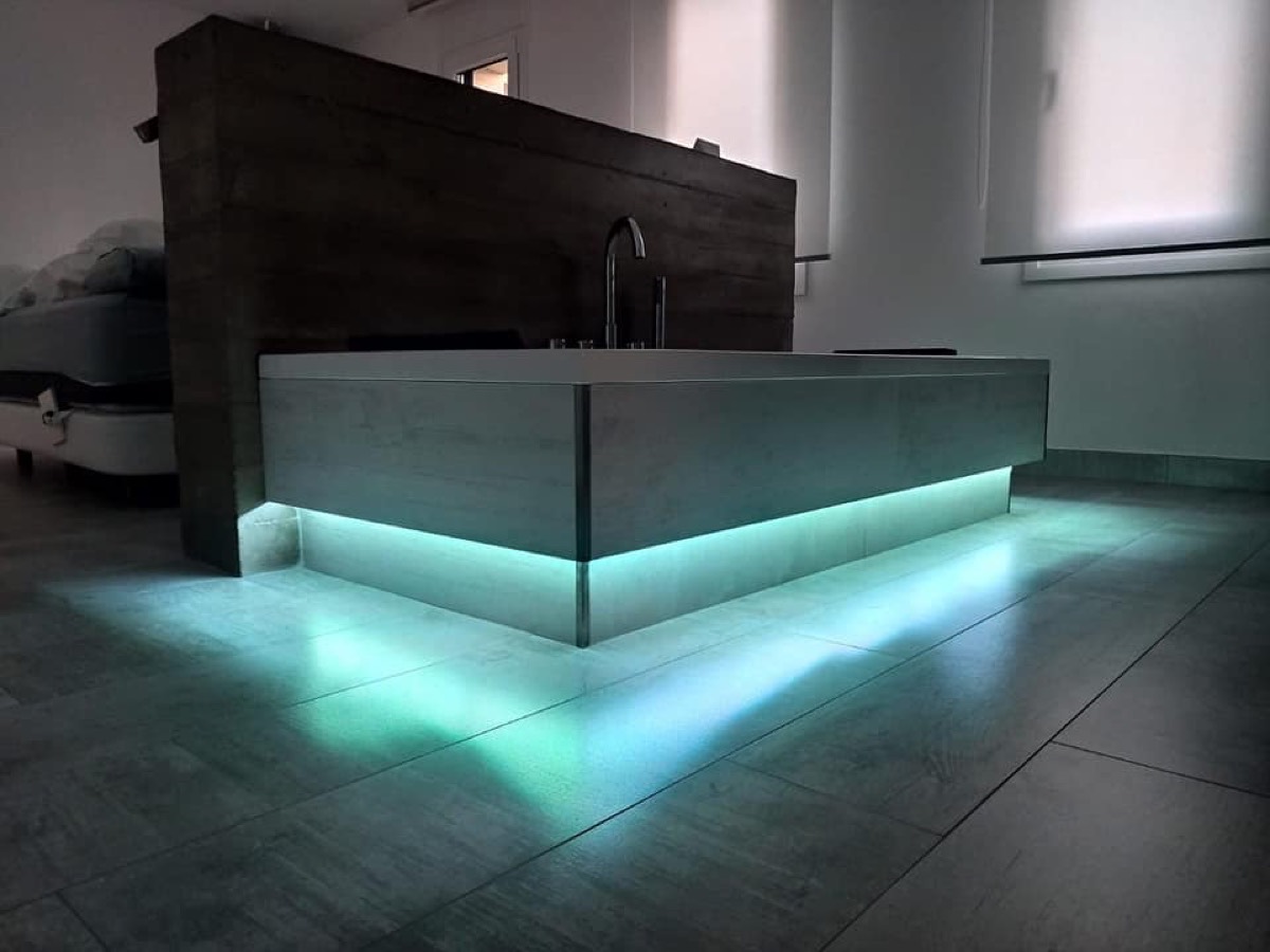 Isla de cocina con iluminación LED perimetral instalada por SMATIX
