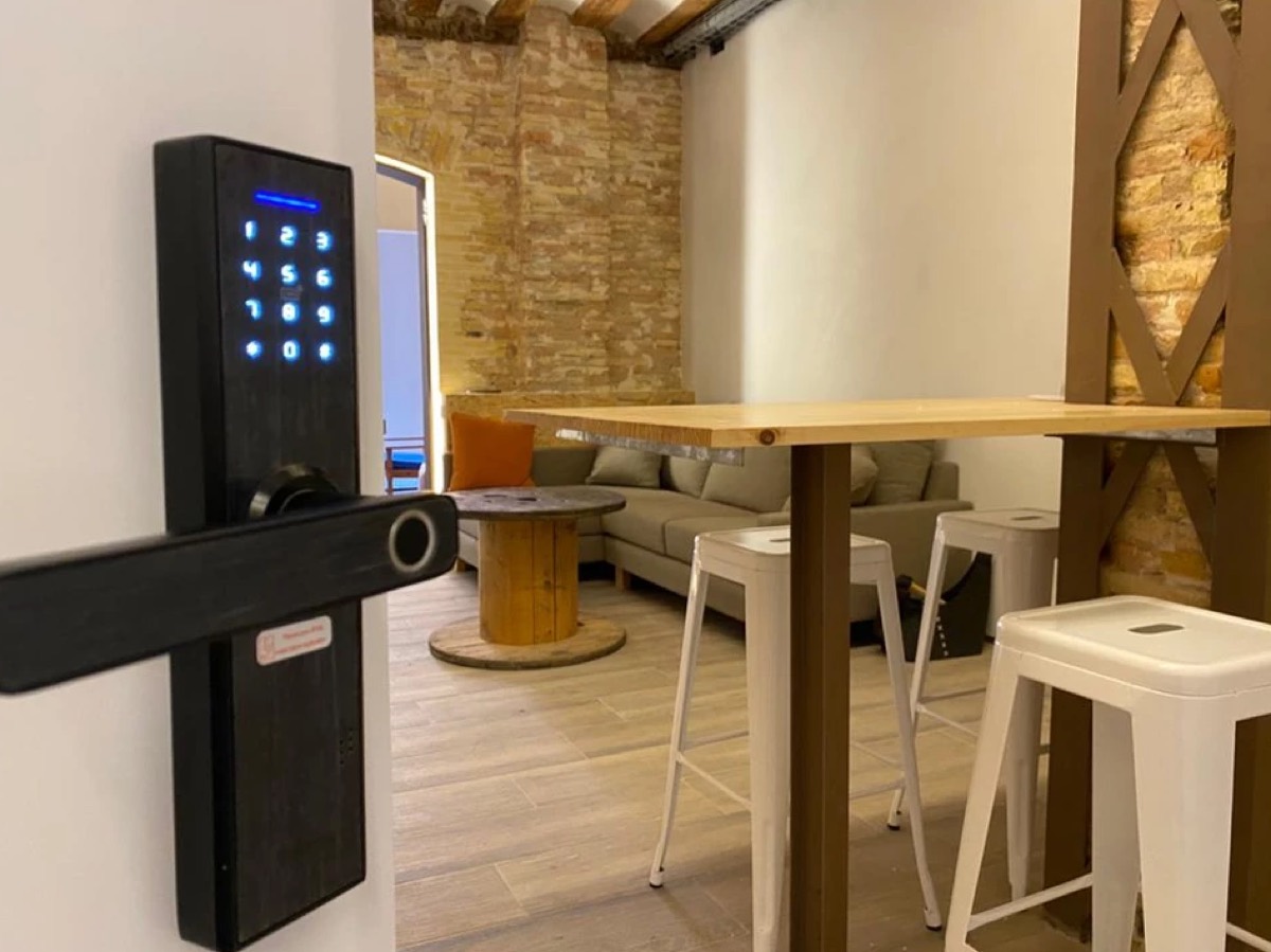 Control de accesos con teclado electrónico en apartamentos de Logroño