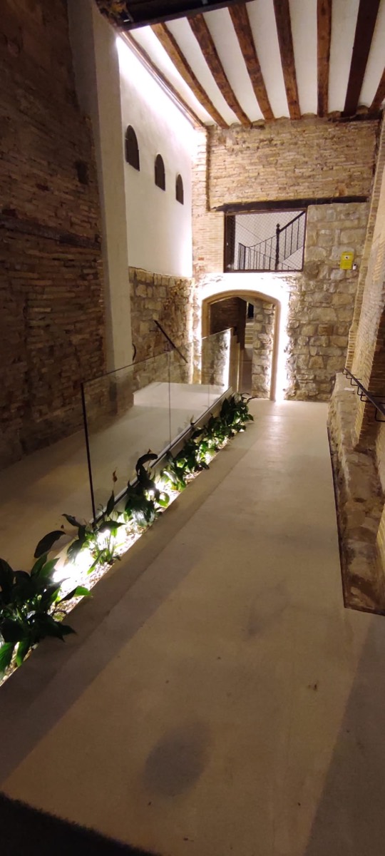 Arco de piedra con iluminación cálida automatizada